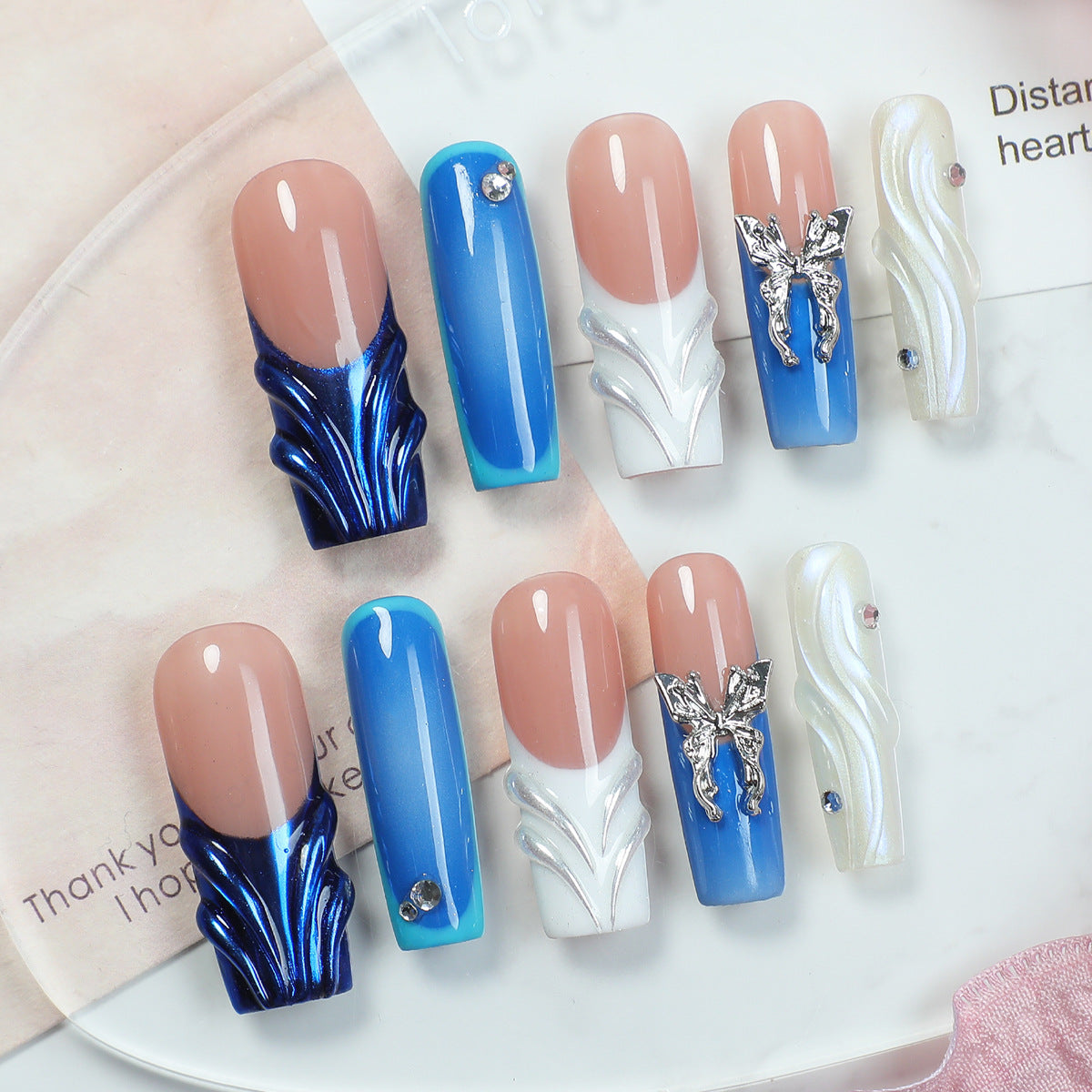 Kreatives Kunstnagelset mit zeitgenössischem Design und eleganten Details Brehn