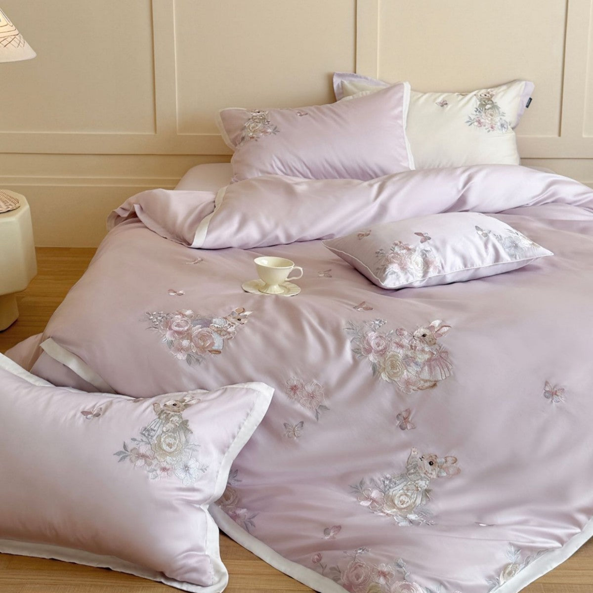 Bestickte Satin-Feel Bettbezug- und Kissenbezug-Set mit floralem Hase Applikation