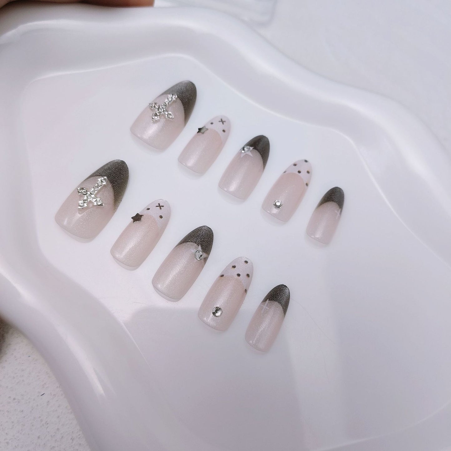 Glitzernde Kunstnagel-Design mit eleganten Akzenten Brehn