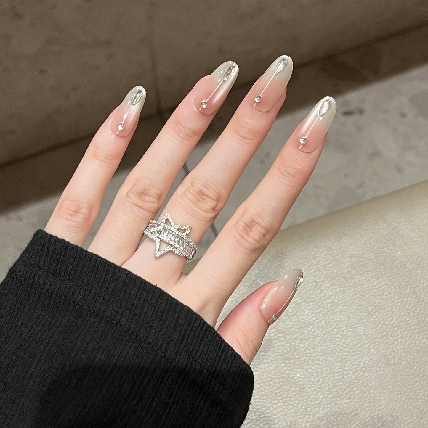Elegantes Press-On Nagelset mit Strass-Akzenten Brehn