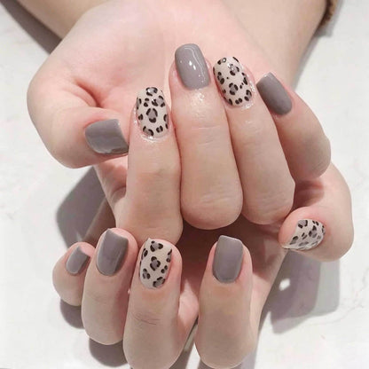 Stilvolles Tierdruck-Nagelkunst
