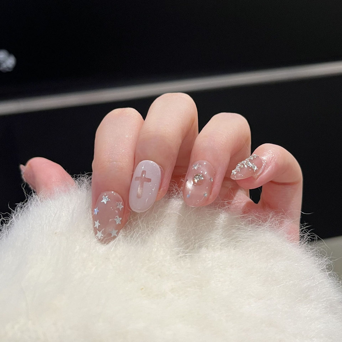 Dekoratives Press-On Nagelkunstset mit Stern- und Kreuzdesigns Brehn
