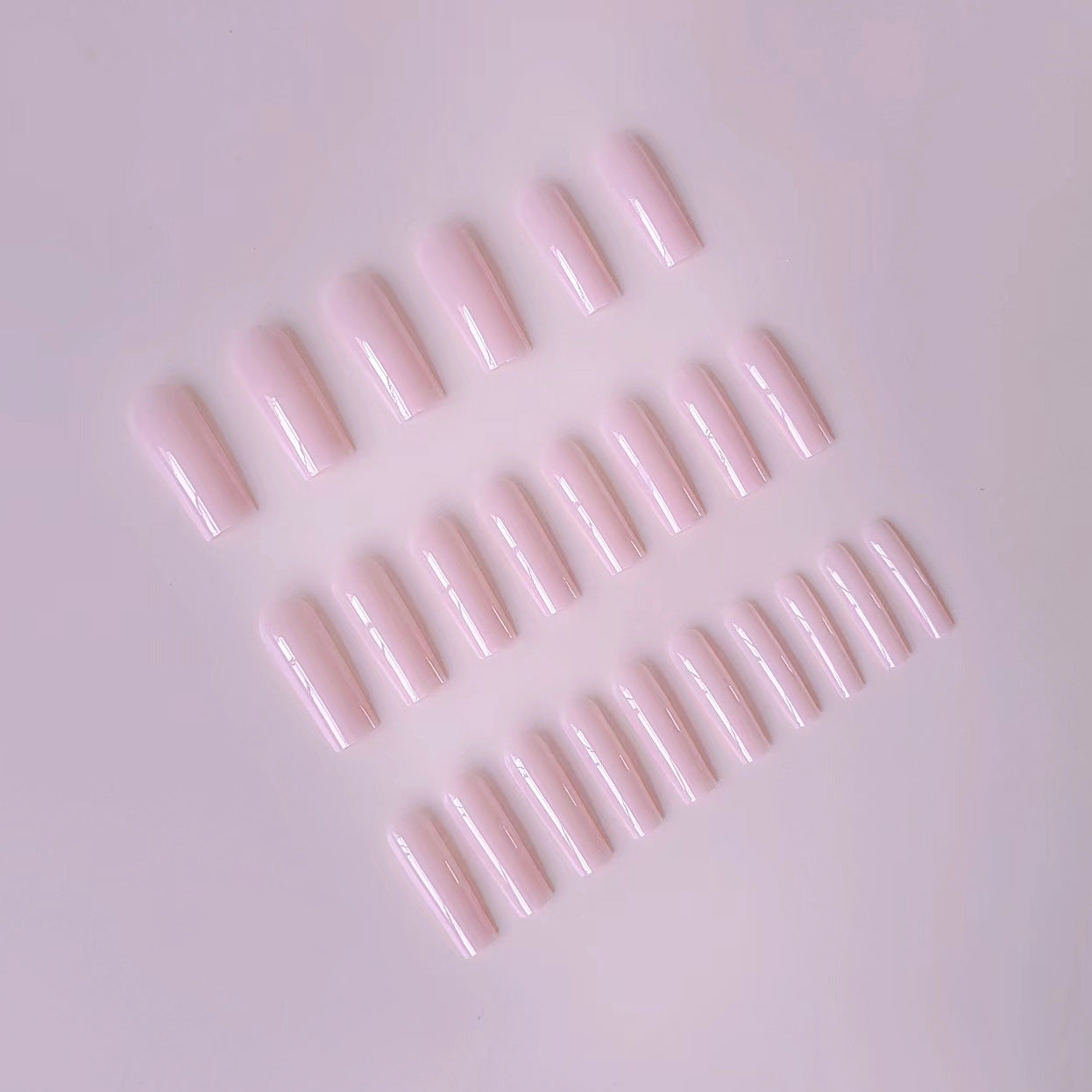 Kunstnagelset mit elegantem Hochglanz und modernem Design Brehn