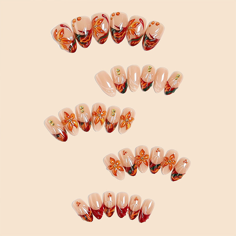 Kunstvolle Nageltips mit floralen Details Brehn