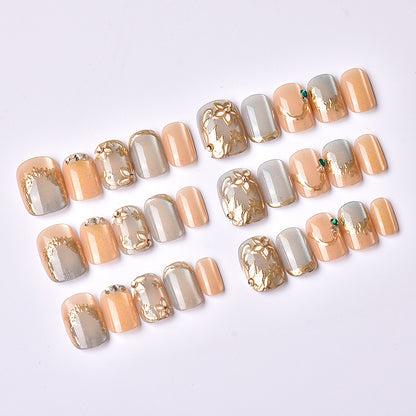 Dekoratives Press-On-Nagelkunst-Set mit eleganten floralen Verzierungen Brehn