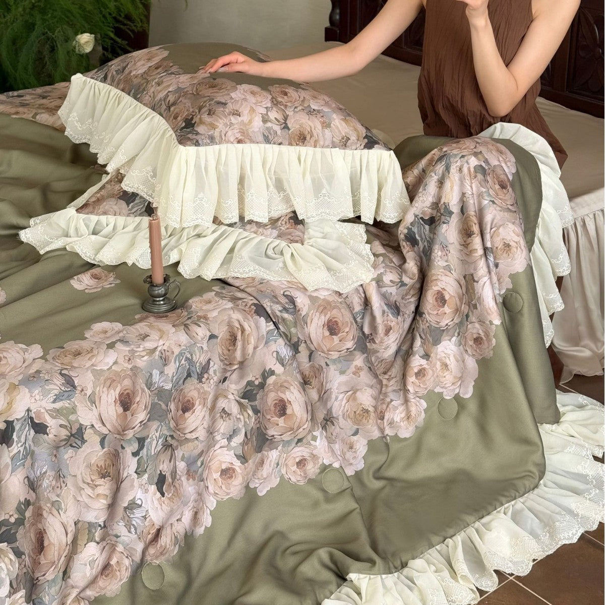 Vintage-inspirierte Satin-Bettwäsche mit aufwendig gerüschten Volants und Rosenstickerei