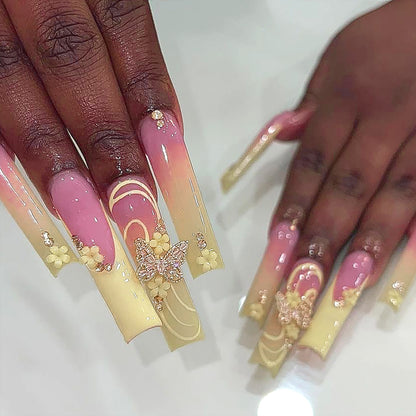 Kunstvolle Nagelkunst mit Blumen- und Schmetterlingsakzenten Brehn