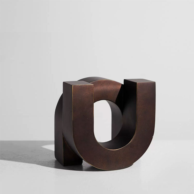 Moderne dekorative Buchstaben Skulptur