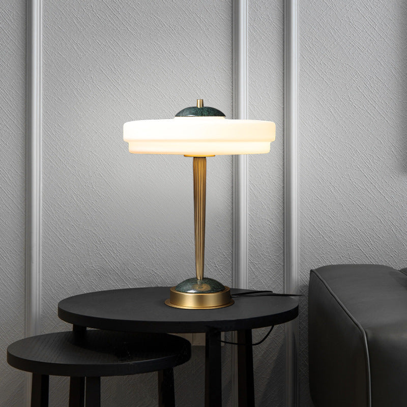 Moderne Minimalistische Tischlampe mit elegantem Globus-Design