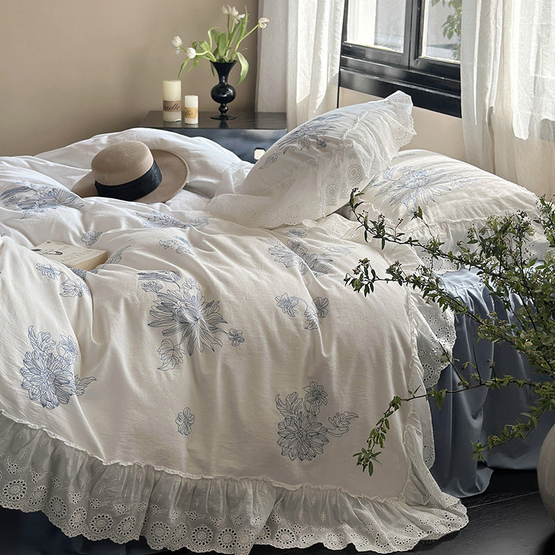 Besticktes Bettwäscheset im Landhausstil mit Rüschenvolant und Lochspitze