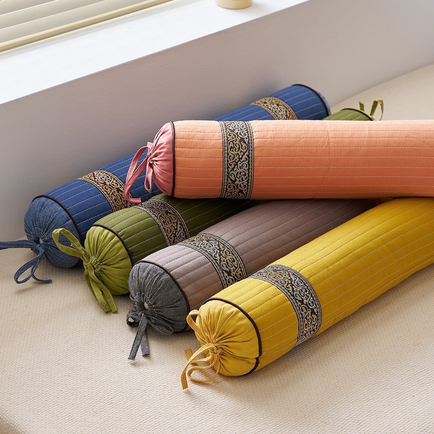 Meditationsrolle mit Dekorativem Design Brehn