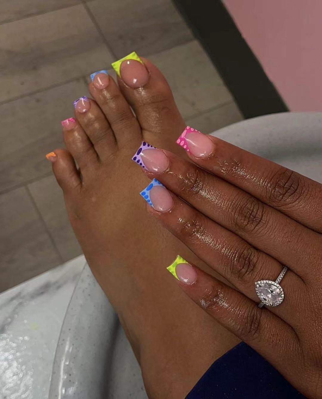 Vibrant Bunte Pediküre Nagelkunst Brehn