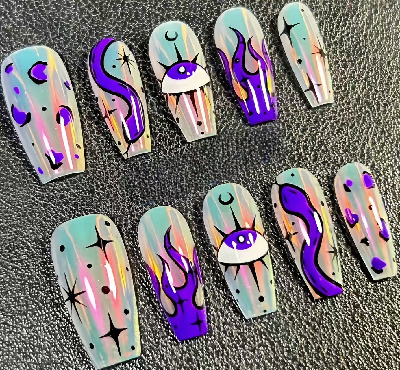 Elegante Nagelkunst mit Schwarz-Weiß-Kontrast Brehn