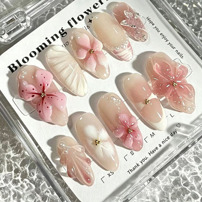 Kunstnagelset mit floralen Verzierungen und 3D-Akzenten Brehn