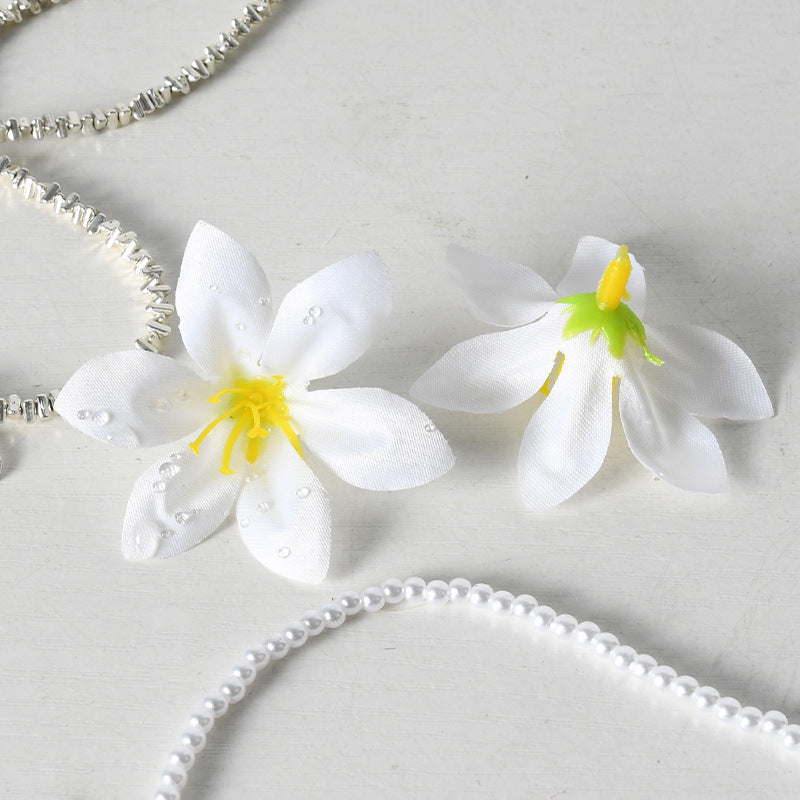 Blumenverzierter Haarschmuck