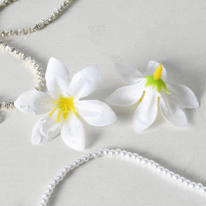 Blumenverzierter Haarschmuck
