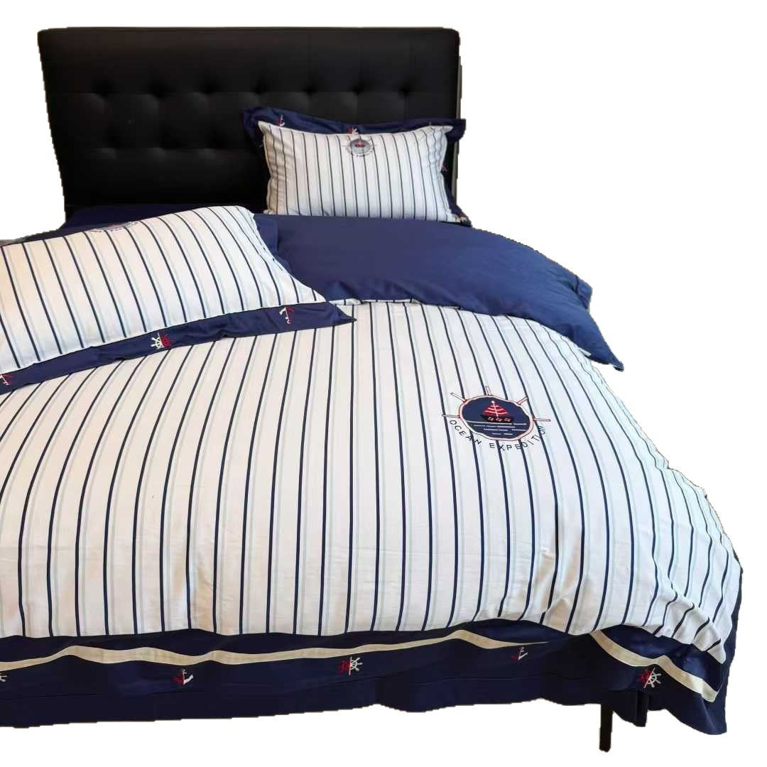 Gestreiftes nautisches Baumwollsatin-Bettbezug-Set mit bestickten Ankerdetails und gerafftem Bettrock