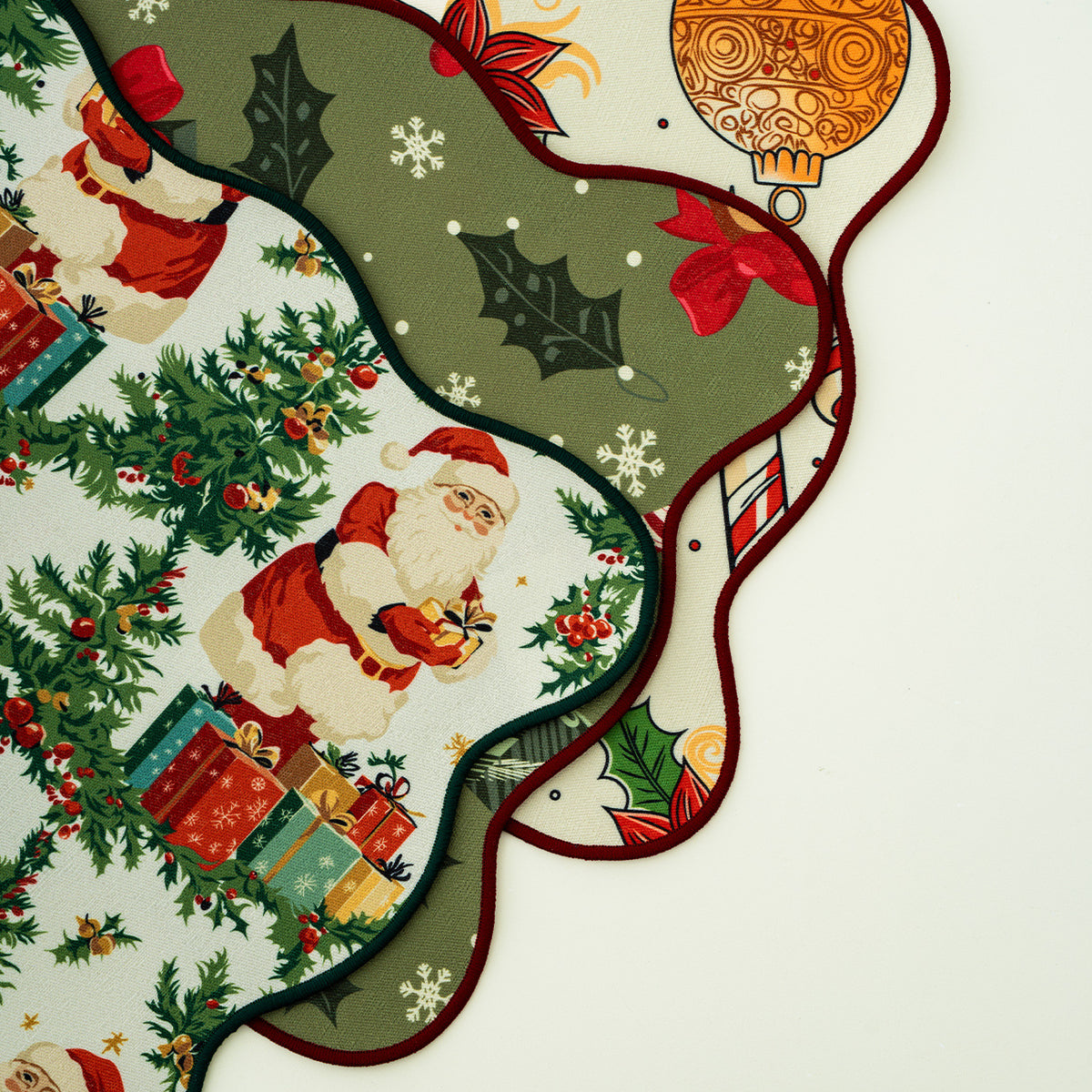 Weihnachtliches abwischbares Tischset mit gewelltem Saum und nostalgischem Santa‑Motiv Brehn