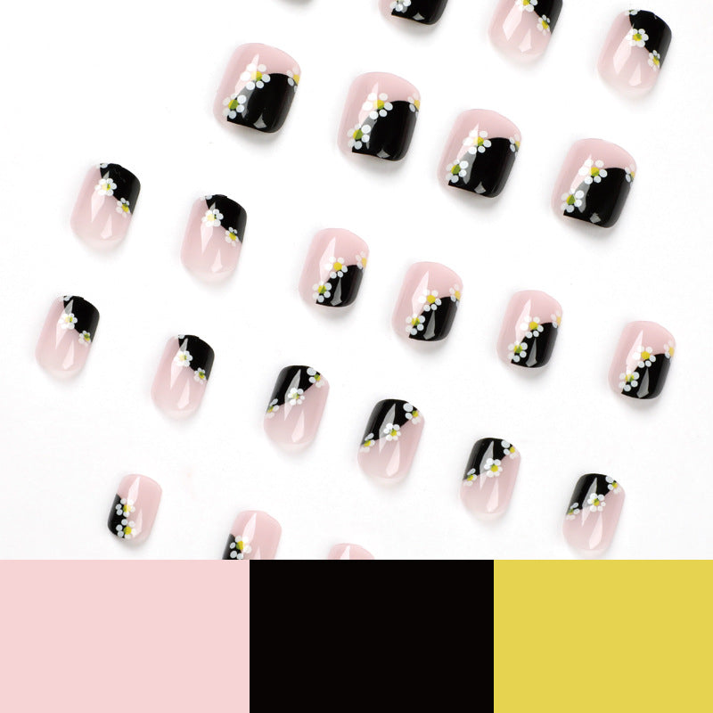 Kunstvolle Nagelkunst mit Blumenmuster Brehn