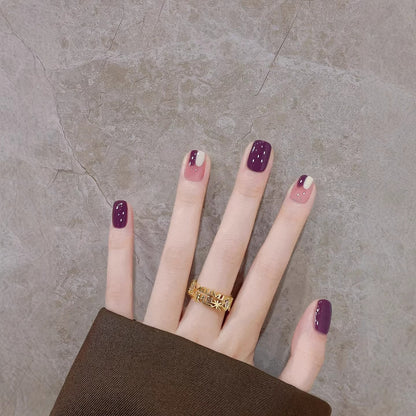 Dekoratives Press-On Nageldesign-Set mit einzigartigen Mustern