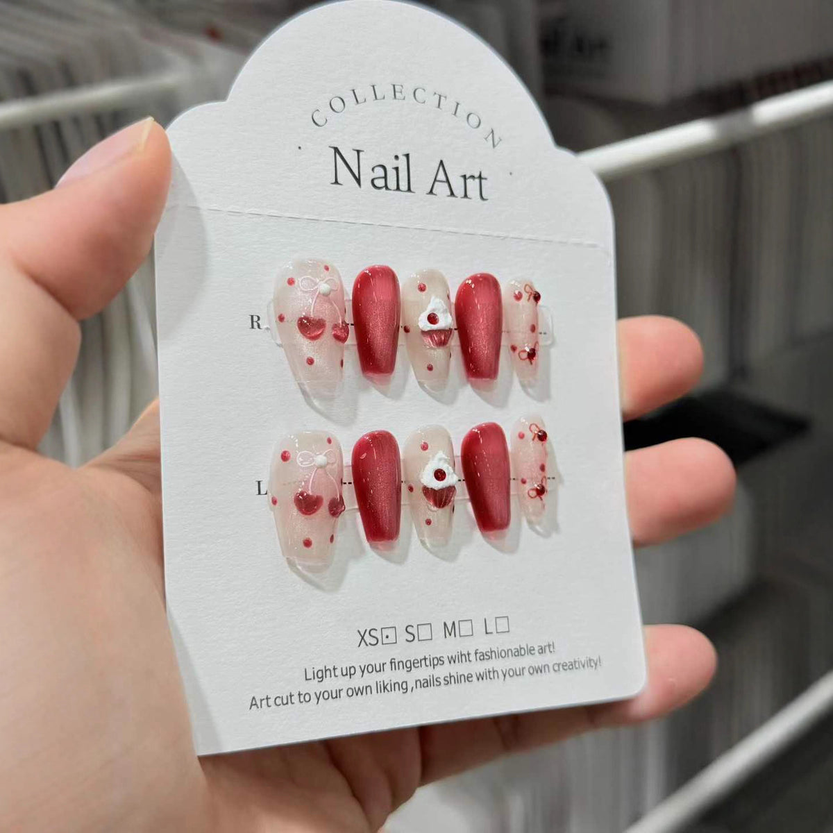 Dekoratives Press-On Nagelkunst-Set mit kreativen Herz- und Glitzerakzenten