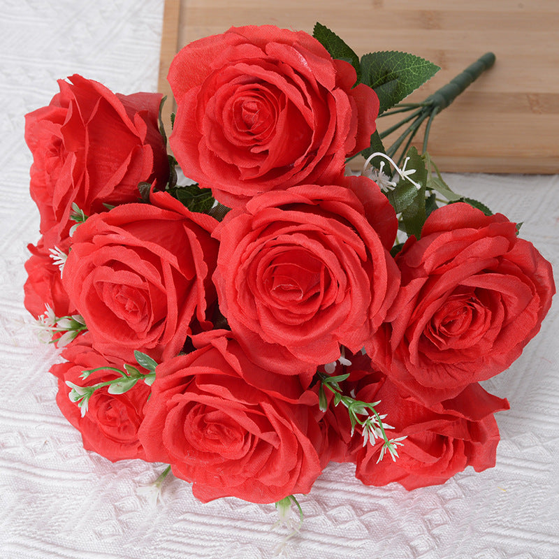 Lebensechter künstlicher Blumenstrauß