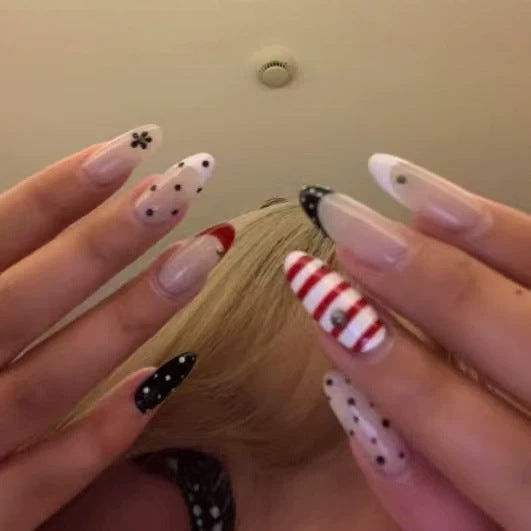 Künstlerisches Stiletto Press-On Nagelset mit einzigartigen Mustern Brehn