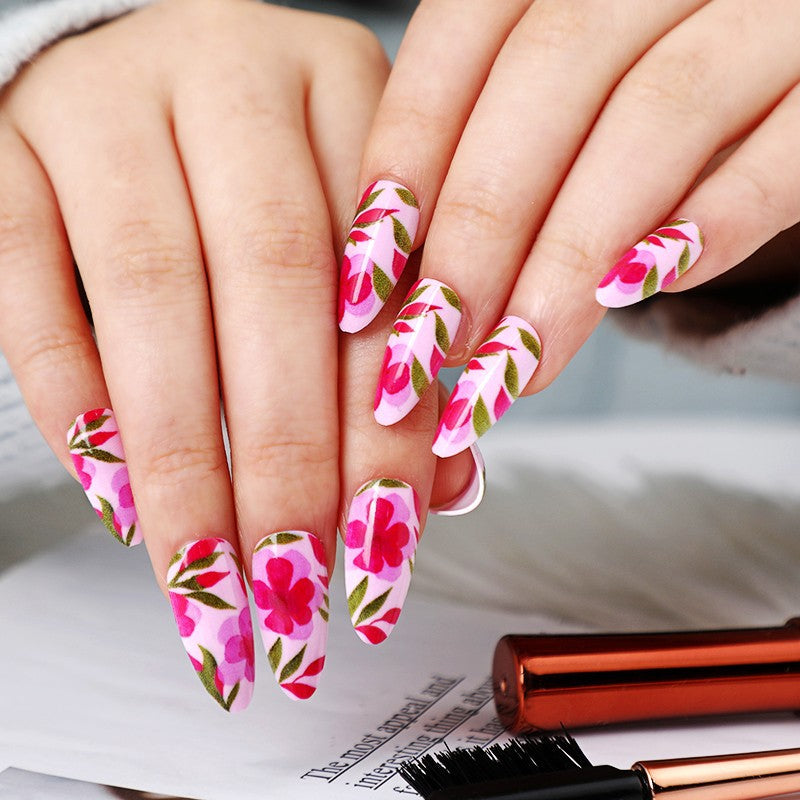 Kunstnägel mit aufregendem floralen Design Brehn