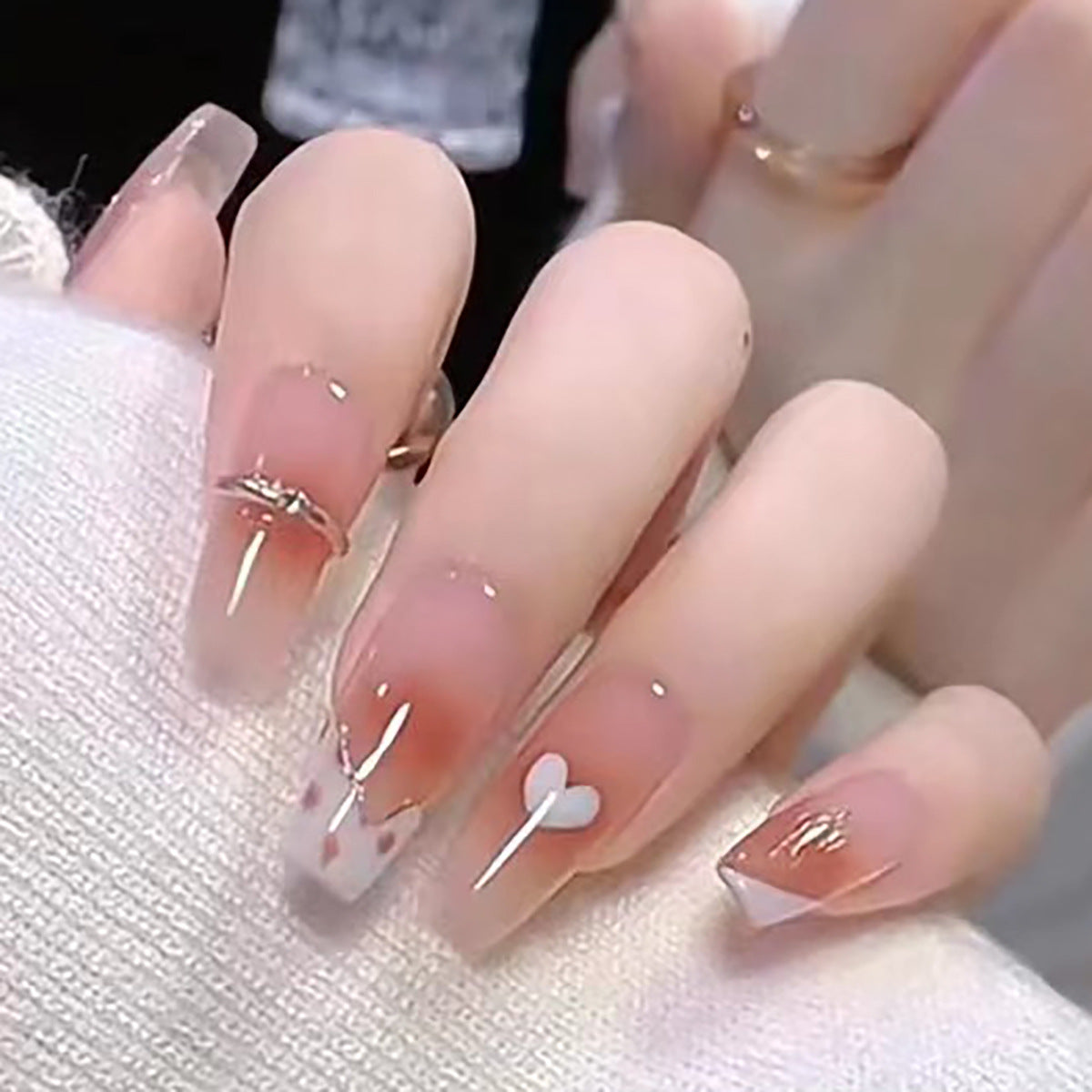 Elegante Lange Press-On Nägel mit Künstlerischen Herz- und Schmuckakzenten Brehn