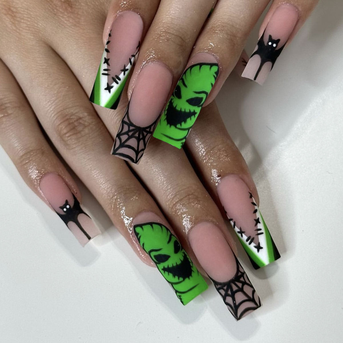 Artistic Nail Art Brehn