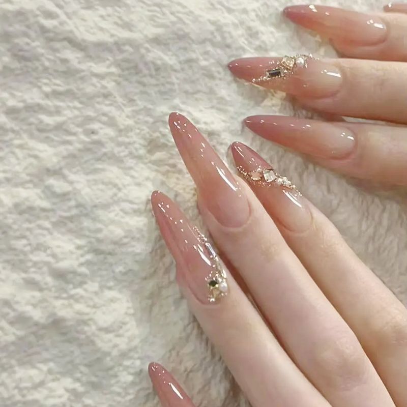 Glamouröse Kunstnagelspitzen mit eleganten Verzierungen Brehn