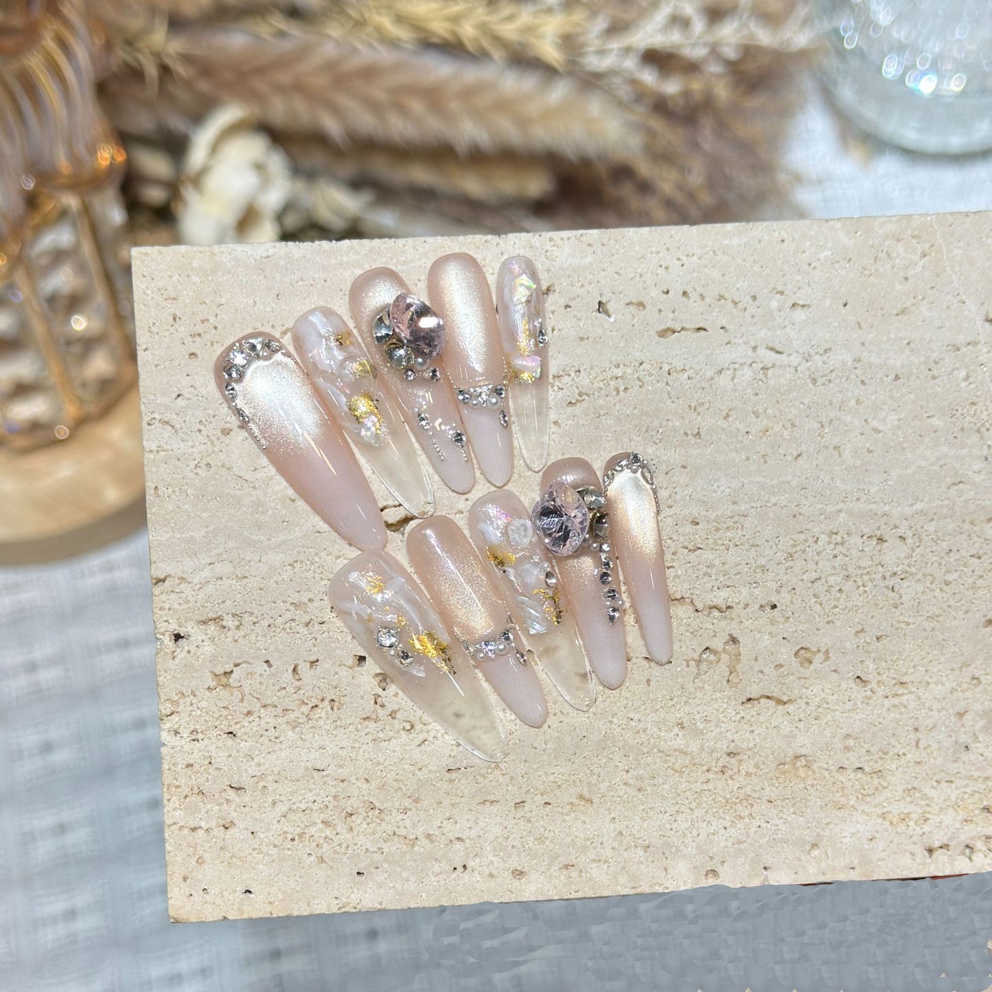Dekoratives Stiletto Press-On Nagelkunstset mit Edelsteinakzenten Brehn