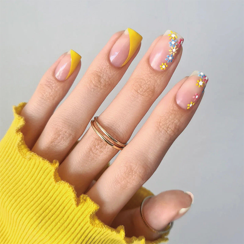 Kunstvolle Nagelverlängerungen mit Blumenmuster Brehn