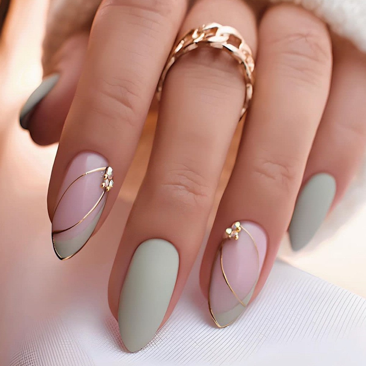Kreatives Kunstnagelset mit Leopardenmuster und Glitzerakzenten Brehn