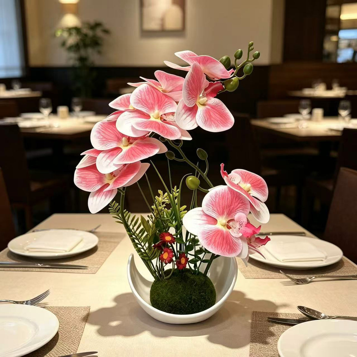 Dekorative Orchideenpflanzenanordnung für die Wohnkultur