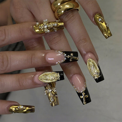 Kunstnagelset mit eleganten Glitzerverzierungen und luxuriösem Design Brehn