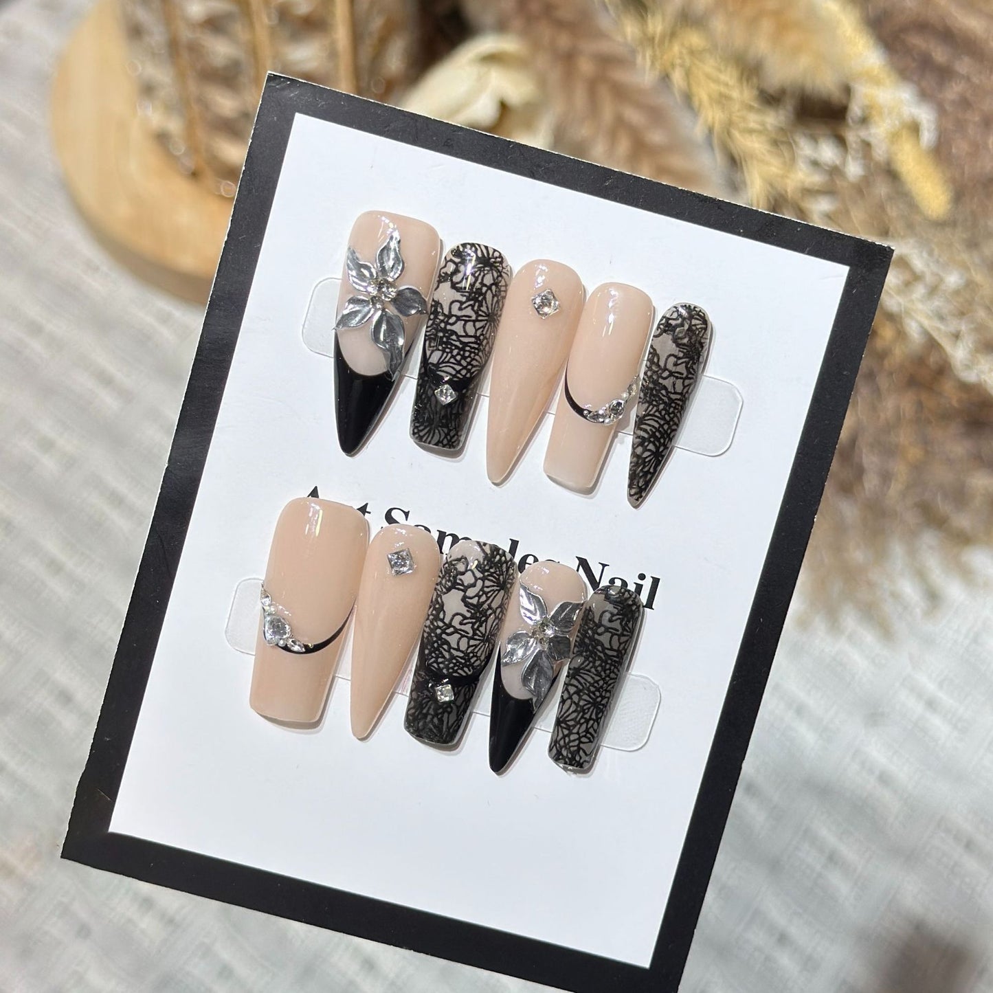 Künstlerisches Stiletto Press-On Nagelset mit floralen und geometrischen Akzenten Brehn