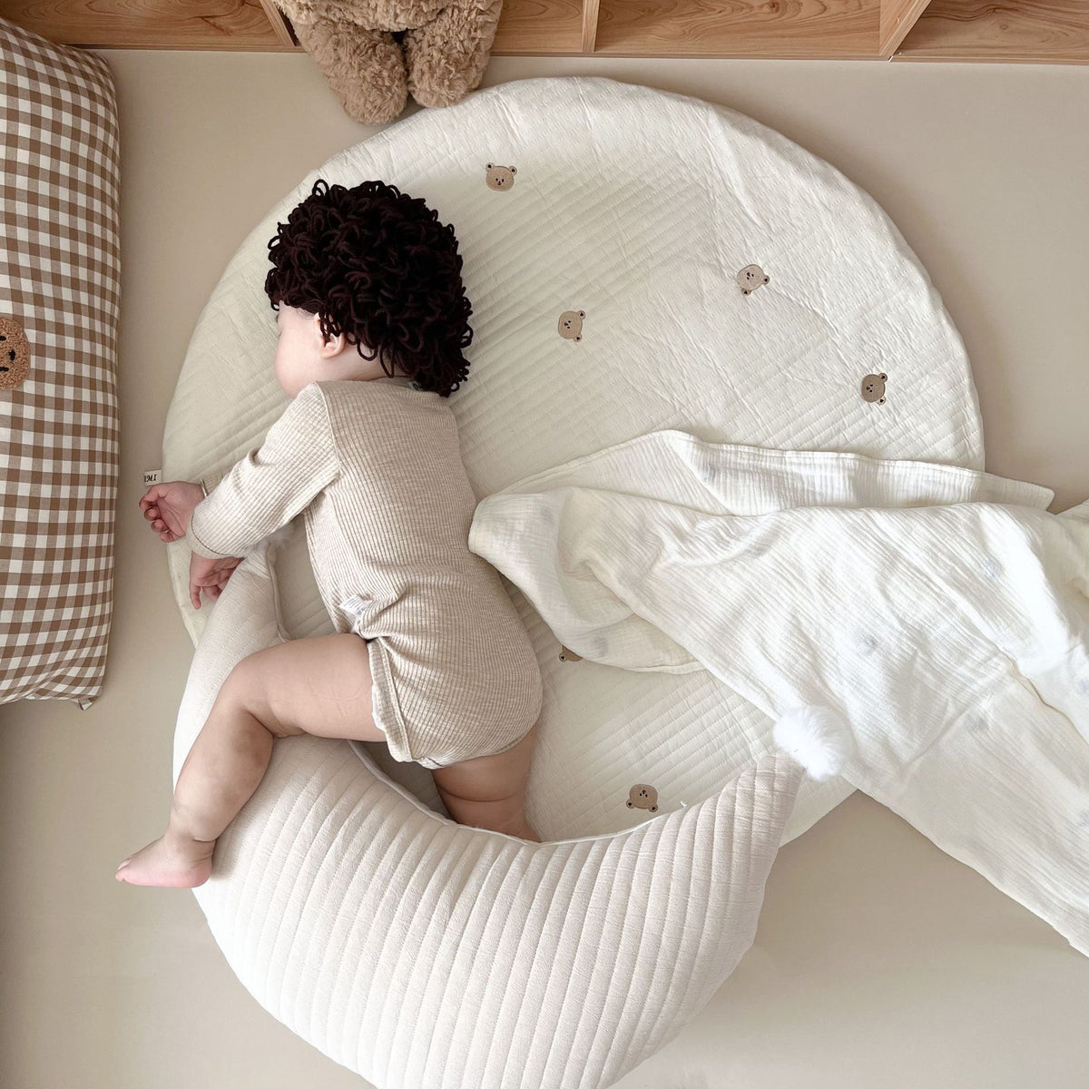 Runder Bildungs Baby Spielteppich mit Alphabetrand und Bärenillustration