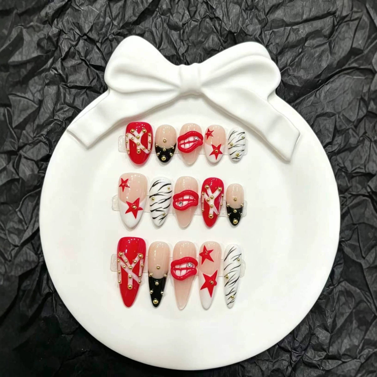 Künstlerisches Press-On Nagelset mit einzigartigen Designs