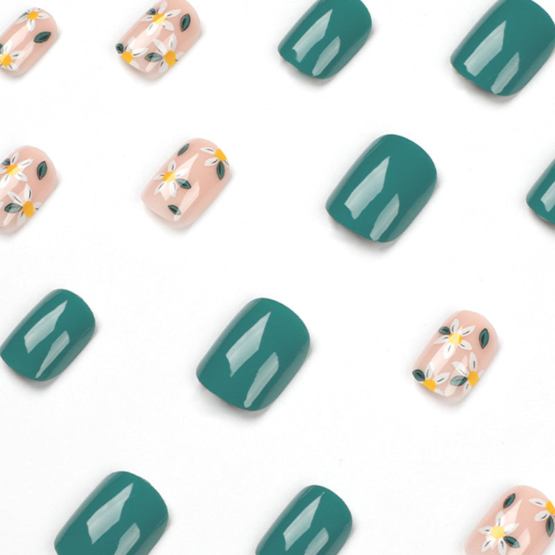 Kunstvolle Nagelkunst mit zarten Blumendesigns Brehn