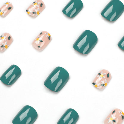 Kunstvolle Nagelkunst mit zarten Blumendesigns Brehn