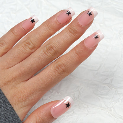 Künstlerische French Tip Press-On Nägel mit Sternakzenten Brehn