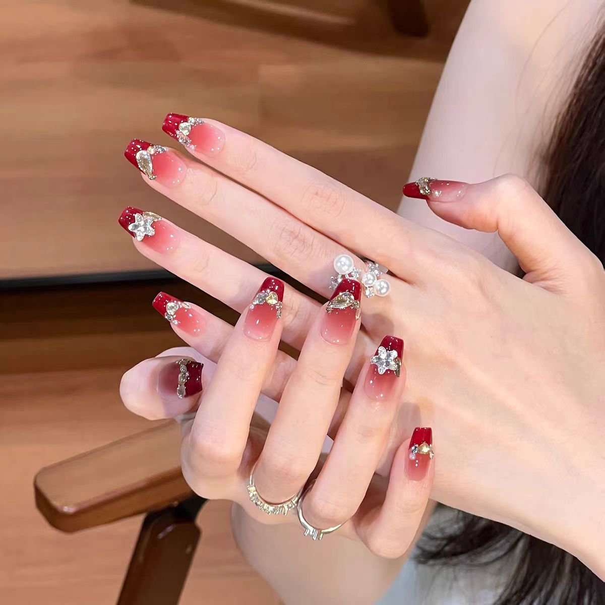 Glamouröse Kunstnägel mit Elegantem Strassdesign Brehn