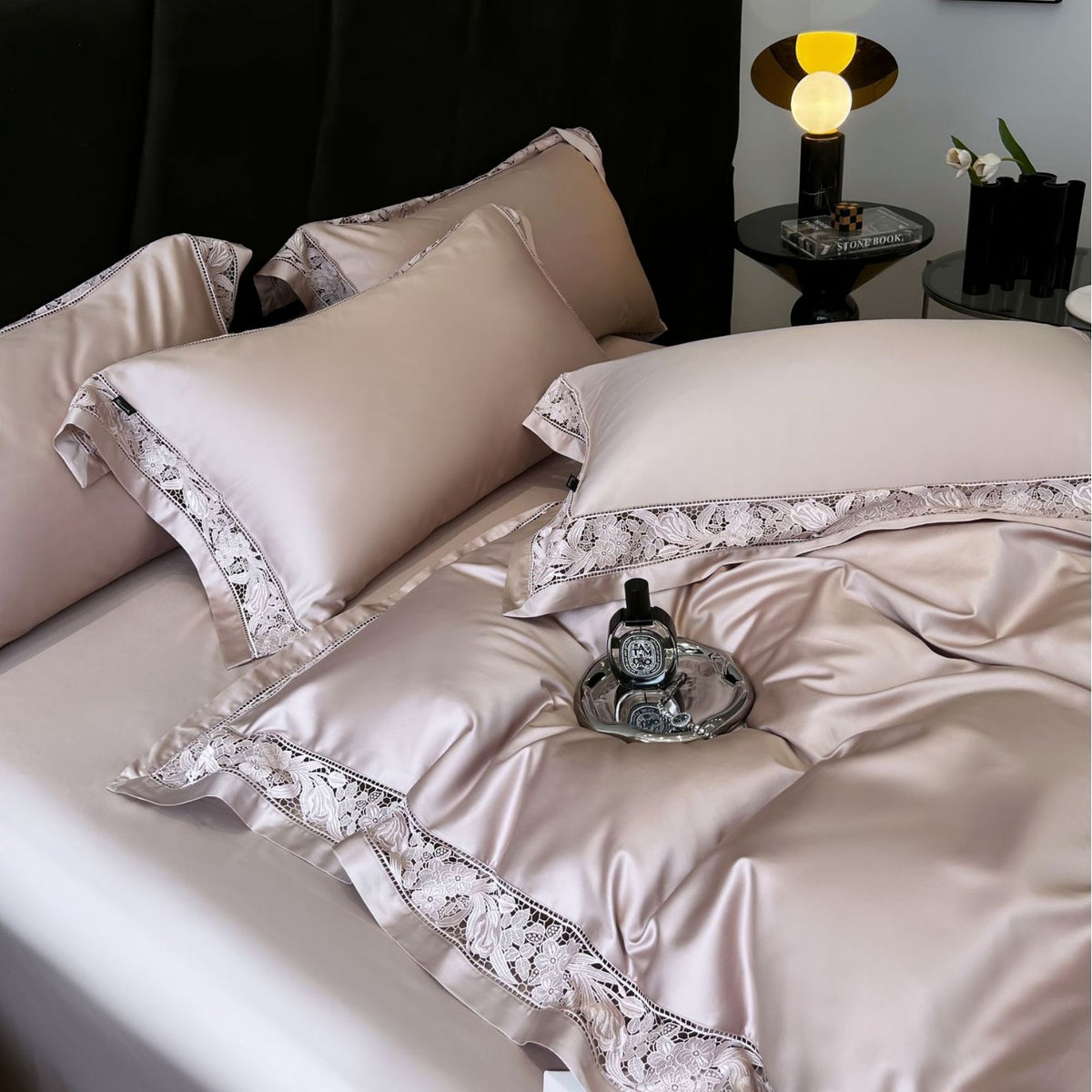Hochwertige Satin-Bettwäschegarnitur mit floraler Spitzenbordüre