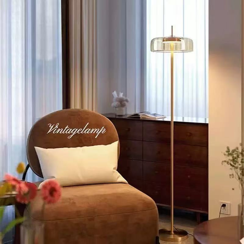 Minimalistische Stehlampe mit transparentem Schirm