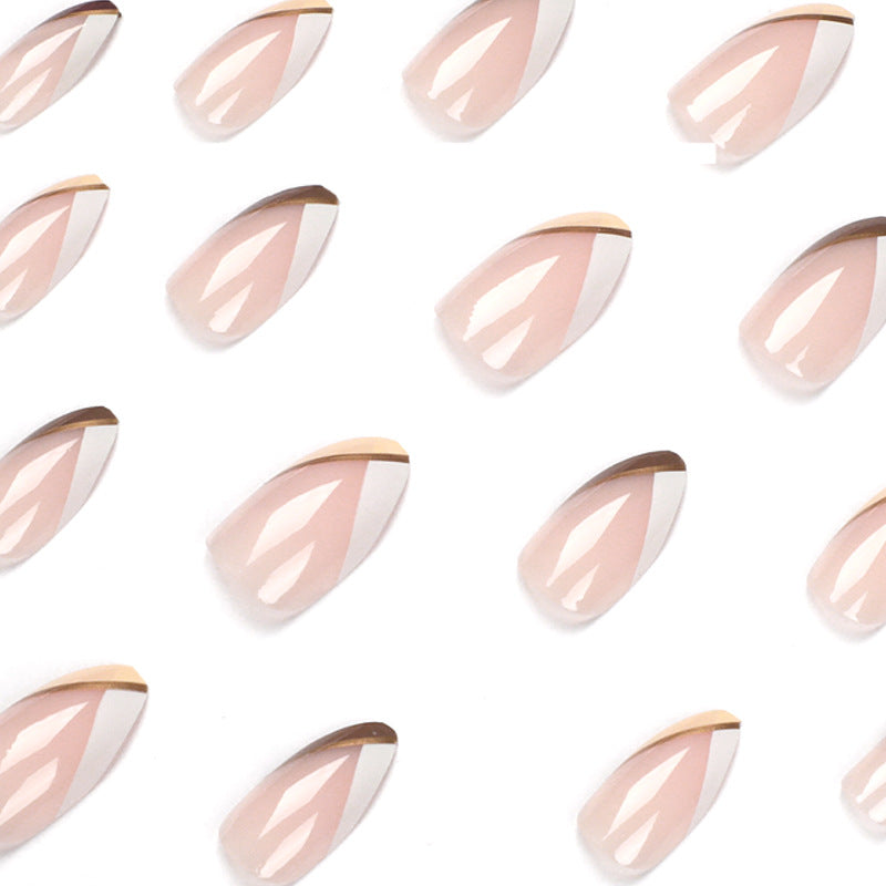 Kunstvolle Nagelkunst im eleganten Stiletto-Design mit goldenen Akzenten Brehn