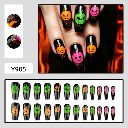 Kunstnägel im Halloween-Stil mit grafischen Kürbisdesigns Brehn