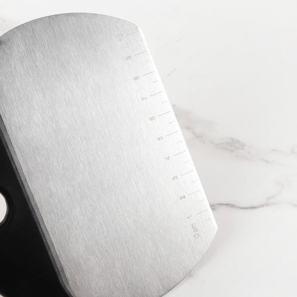 Präziser Teigschaber mit Edelstahlklinge, Messskala und Ergonomischem Griff Brehn