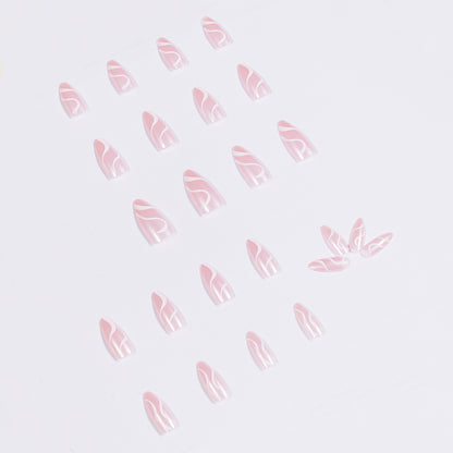 Kunstvolle Nagelverlängerungen mit geschwungenem Design Brehn