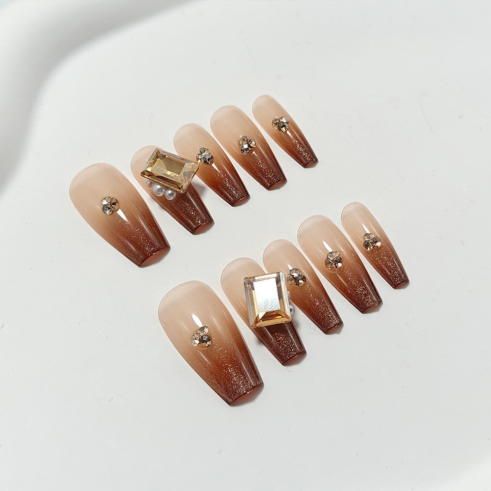 Kunstnägel mit Elegantem Ombre-Effekt und Exquisiten Schmucksteinen Brehn